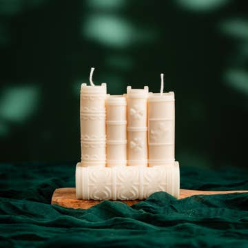 Bookshelf Candle – Cozy Literary Charm