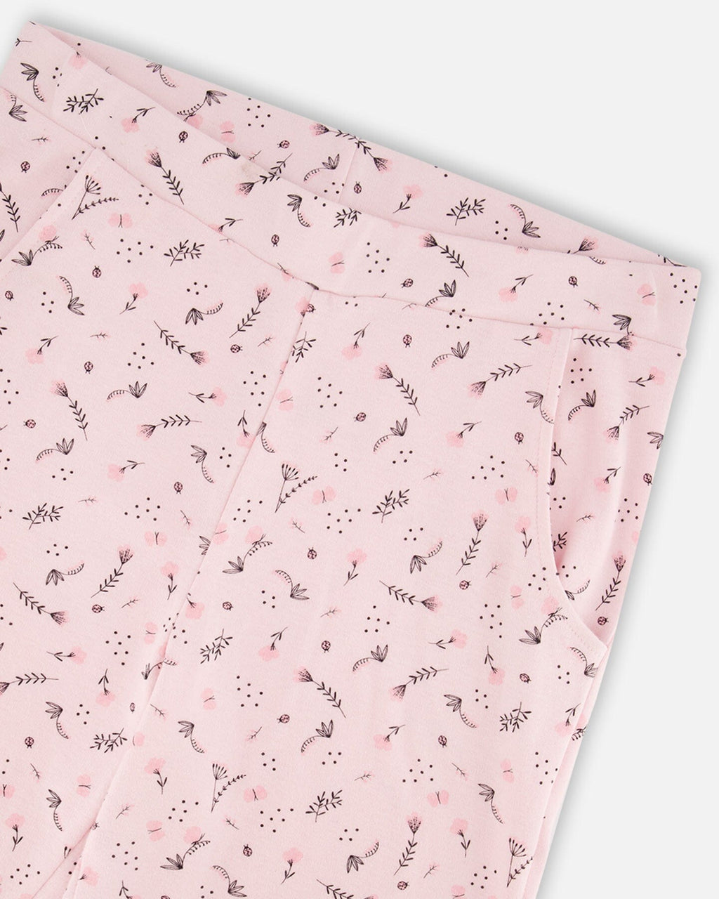 Women'S Printed Organic Cotton Two-Piece Pajama Set Small Pink Flowers On Pale Pink Background